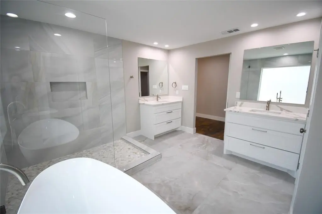 Grapevine, TX Luxury Home For Sale - Master Bathroom