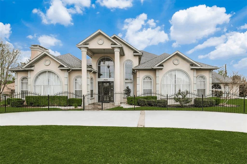 Lake Highlands Luxury Home For Sale in Town Oak Estates Dallas, TX